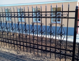 Забор металлический с кованным декором